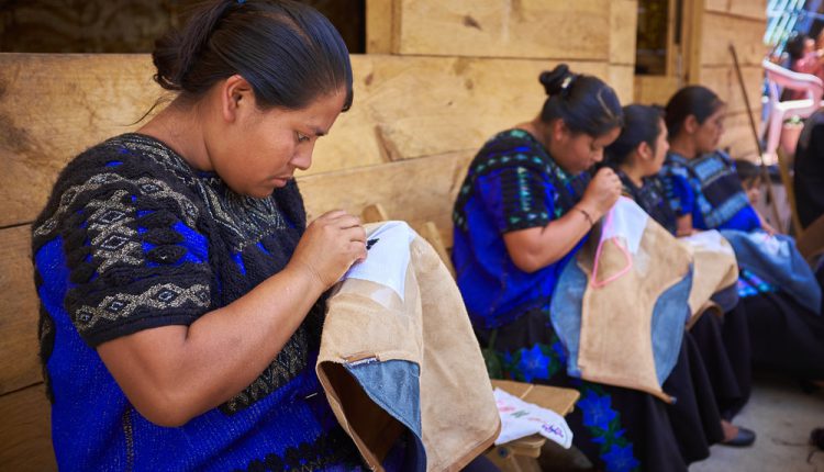 artesanos-mexicanos-reutilizan-asientos-de-avion-para-crear-sus-productos